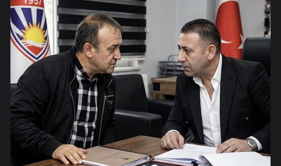 Silivrispor’un eski başkanı Murat Yıldız ve mevcut başkanı Nuri Çolakoğlu