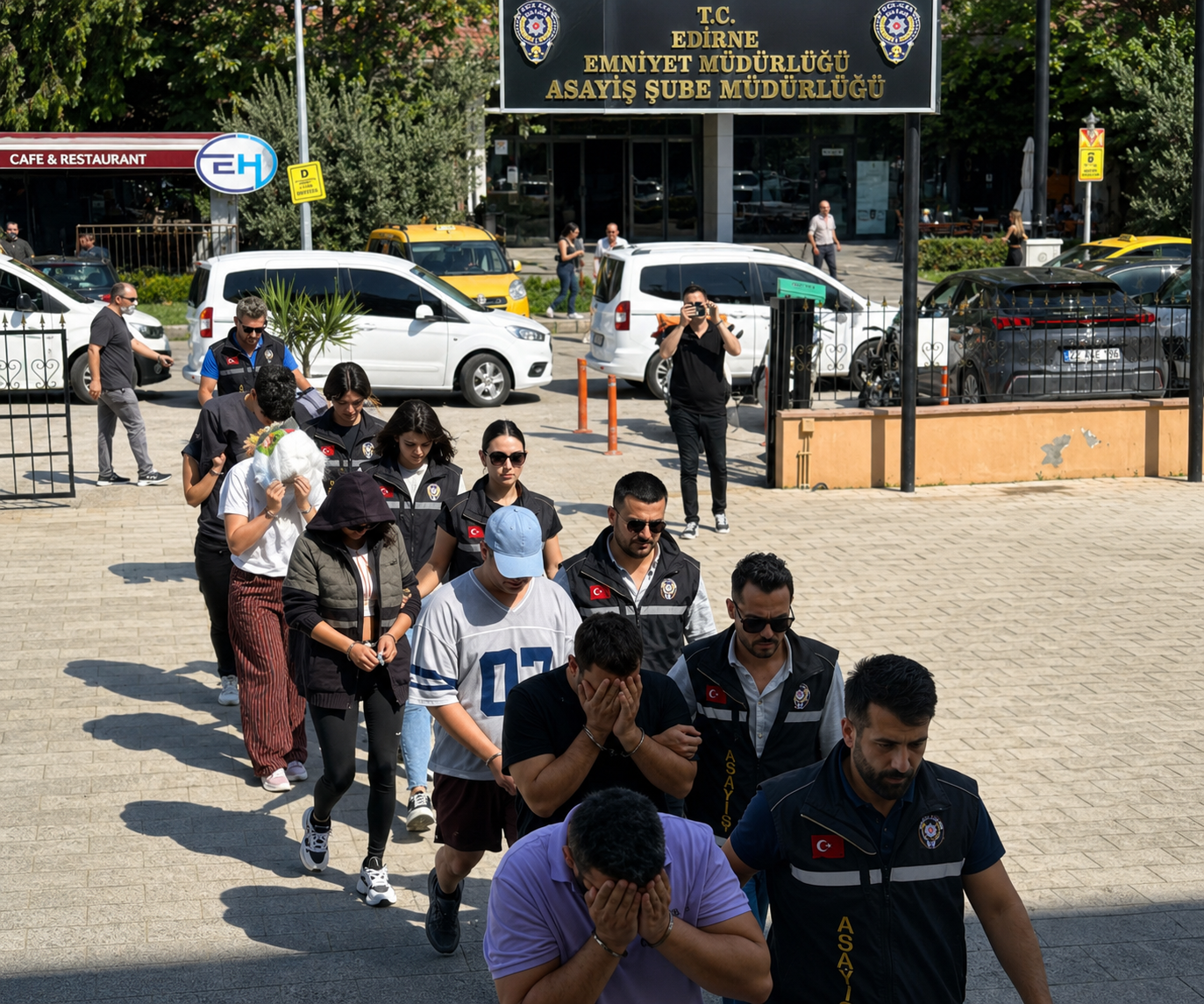 Üniversite öğrencisi kadınları fuhşa teşvik ettikleri iddia edilen şüphelilere yönelik