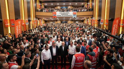 Salona adım attığı an yükselen marşlar, ellerde dalgalanan bayraklar, gençlerin